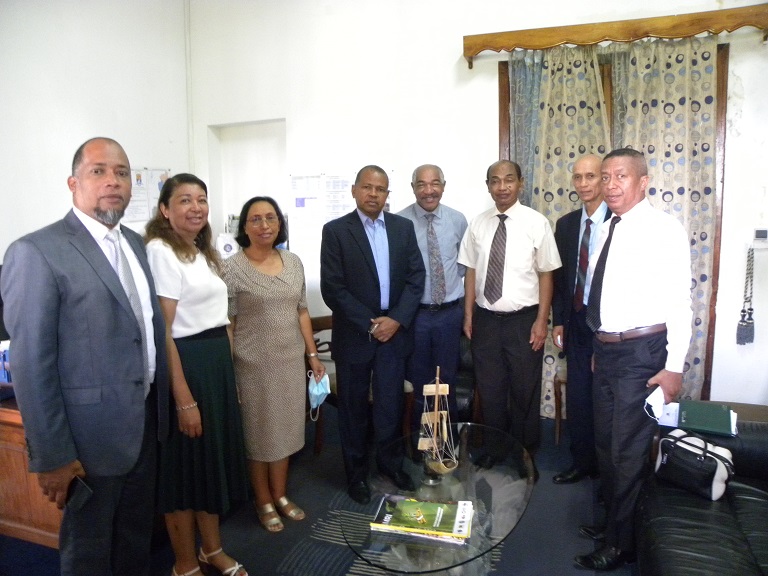 Photo prise à l’issue de la visite de courtoisie auprès de M. Le SECRETAIRE GENERAL DE LA REGION ANTSINANANA 
(De gauche à droite) M....