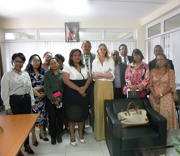 Les deux délégations posant pour une photo de groupe à l’issue de la réunion de travail