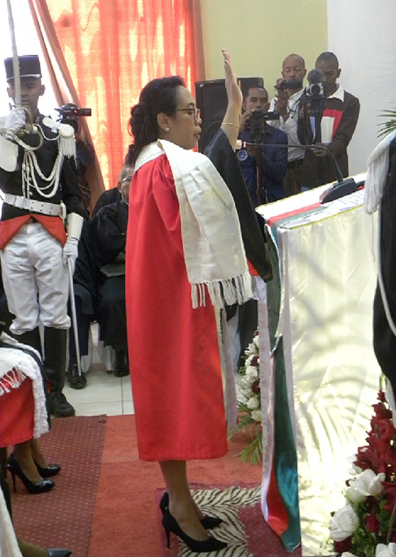 Le nouveau Chef du Siège  de la Juridiction de Second Degré  du PAC d’Antananarivo Mme  RAMBELO Volatsinana Sahoby prêtant serment...