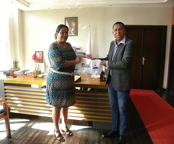 Visite de courtoisie chez Monsieur Le Maire de la Commune Urbaine de  TOAMASINA  -      
Echange de fanions entre  Mme RABARIJOHN...