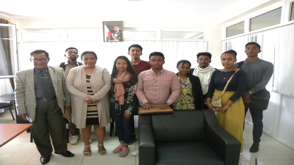 Une photo souvenir après la rencontre entre la Coordonnatrice Nationale des PAC et la délégation de l’Université ACCEM