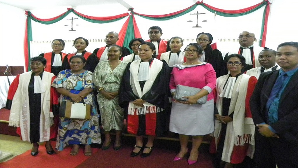Une photo de souvenir des magistrats du PAC Mahajanga avec le nouveau Procureur de République et  de Mme  Le Garde des Sceaux, Ministre de...