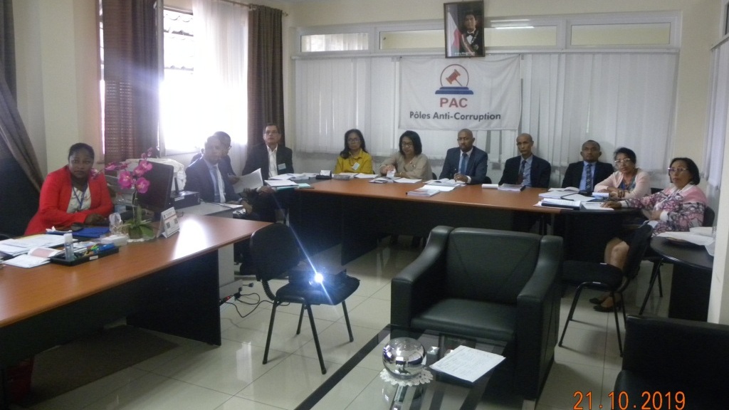 Les membres du Comité de Suivi-Evaluation des PAC, de la Direction de Coordination Nationale des PAC et les Chefs des PAC du 1er Degré et...