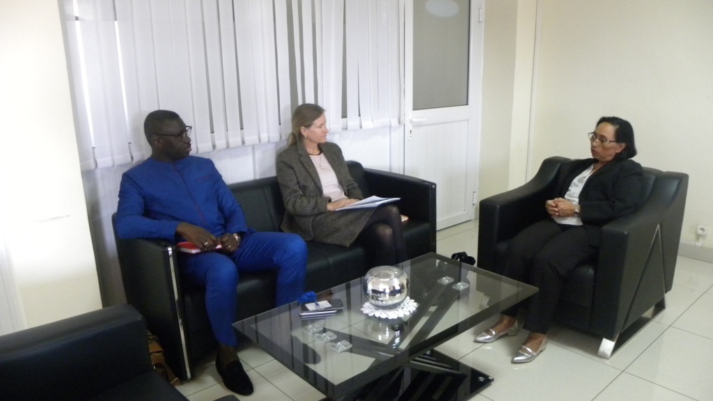 De gauche à droite, le Représentant adjoint du PNUD à Madagascar; La Représentante Résidente du PNUD à Madagascar, Madame Marie...