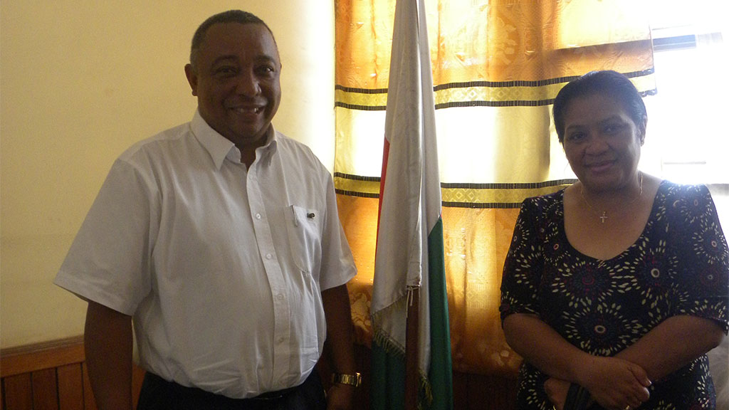 M.RAVELOMAHAY Lahanaina Fitiavana , Préfet de Mahajanga et Mme RABARIJOHN Rivonandrianina posant pour une photo souvenir à l’issue de...