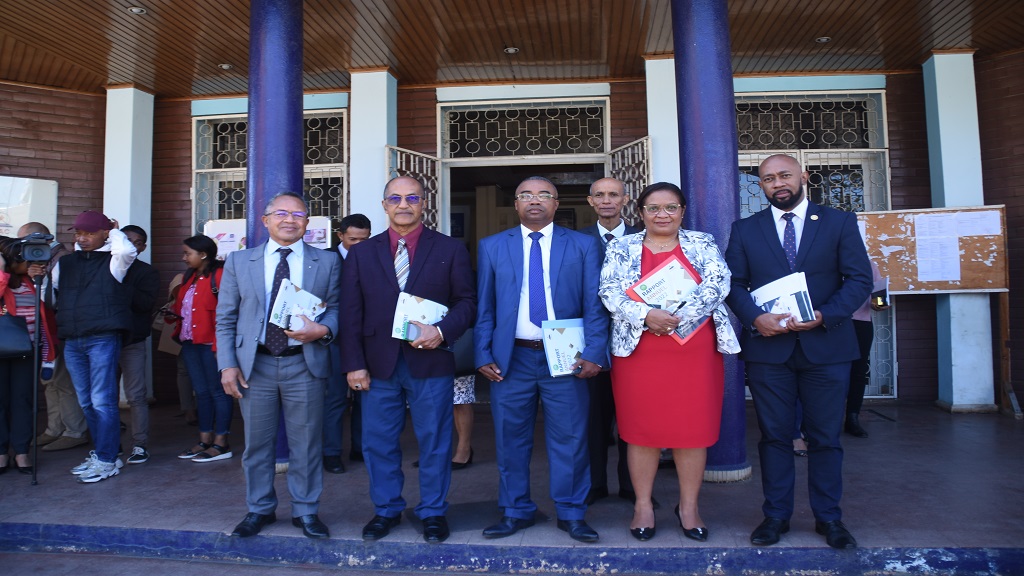 Les membres du Comité de Suivi-Evaluation (CSE) des PAC  posant pour une photo de groupe à l’issu de la présentation du Rapport Annuel...