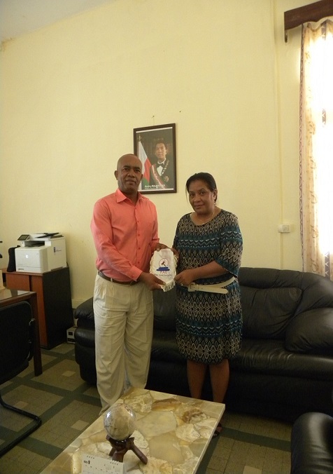Visite de courtoisie chez Monsieur Le Préfet de TOAMASINA -                                                     
Mme RABARIJOHN...