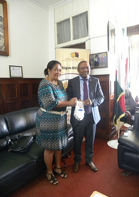 Visite de courtoisie chez Monsieur Le Gouverneur de la Région ANTSINANANA  -                      
Mme RABARIJOHN Rivonandrianina,...