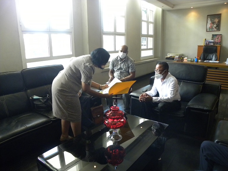 Mme RATIARAISOA Harimahefa, Coordonnatrice Nationale des PAC remettant à M. TOTO Jean, Premier Adjoint au Maire de la CU de Toamasina une...