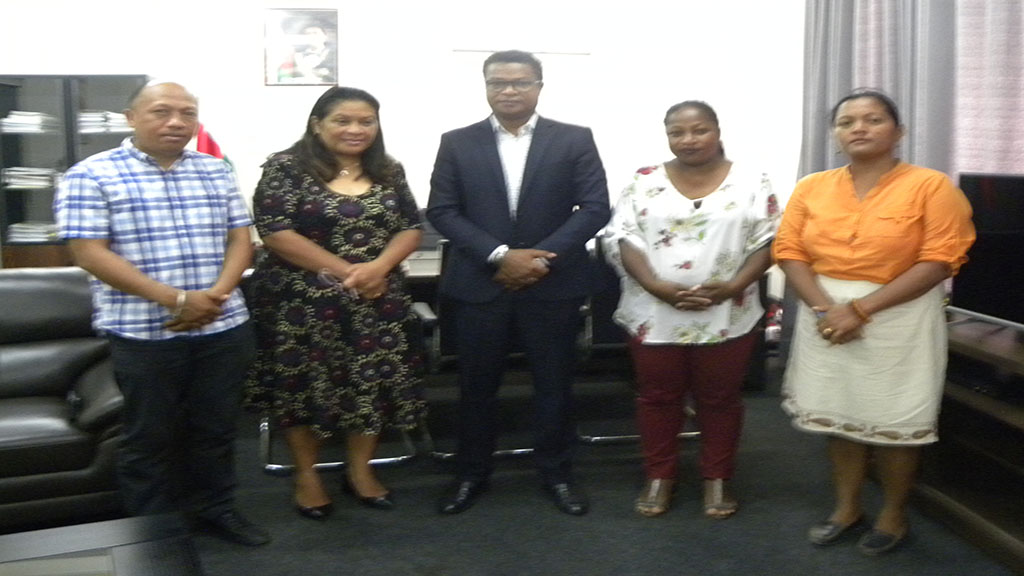 De gauche à droite : M. RAKOTOMANANA Andriamihaja Delphin Marius, Chef Service Statistique de la DCN, Mme RABARIJOHN Rivonandrianina,...