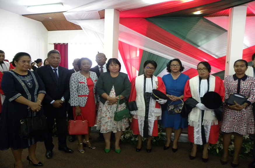 Les deux Chefs de Cour du PAC Second Degré Antananarivo, nouvellement installées  entourant Mme RANDRIAMANANTENASOA Landy Mbolationa...