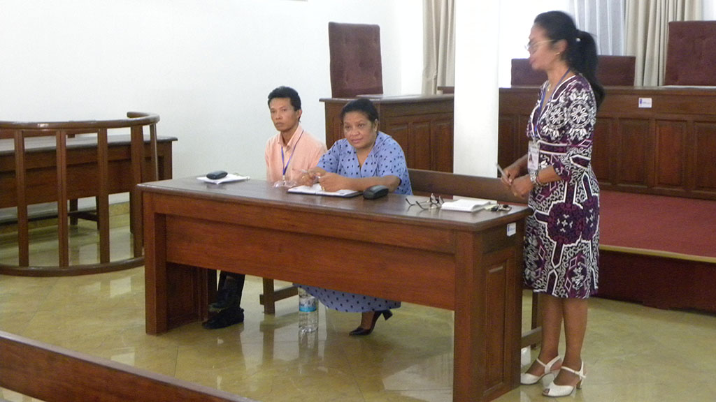 Madame La Coordonnatrice Nationale RABARIJOHN Rivonandrianina entourée de M. RAKOTOMANDIMBY Jean Willy,  Substitut Général près le PAC...