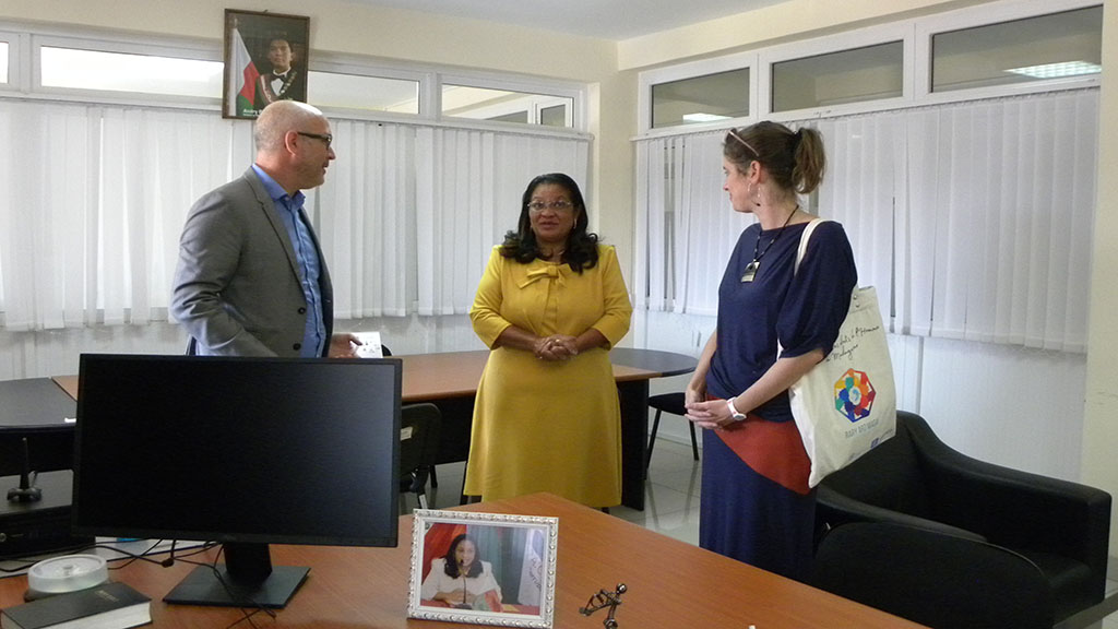 La délégation de la PEACE BUILDING FOND chez la Coordonnatrice Nationale des PAC
Deuxième à partir de la gauche Mme RABARIJOHN...
